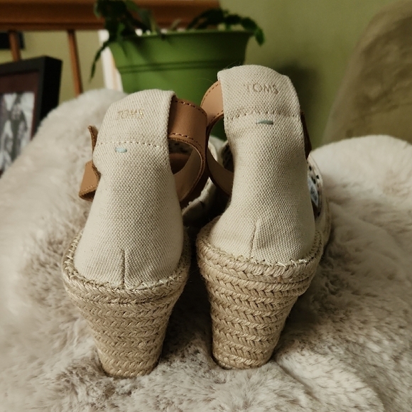 NWOB Toms Cream Tan Espadrille Shoes with Ankle Straps-Size 10 - Picture 3 of 5